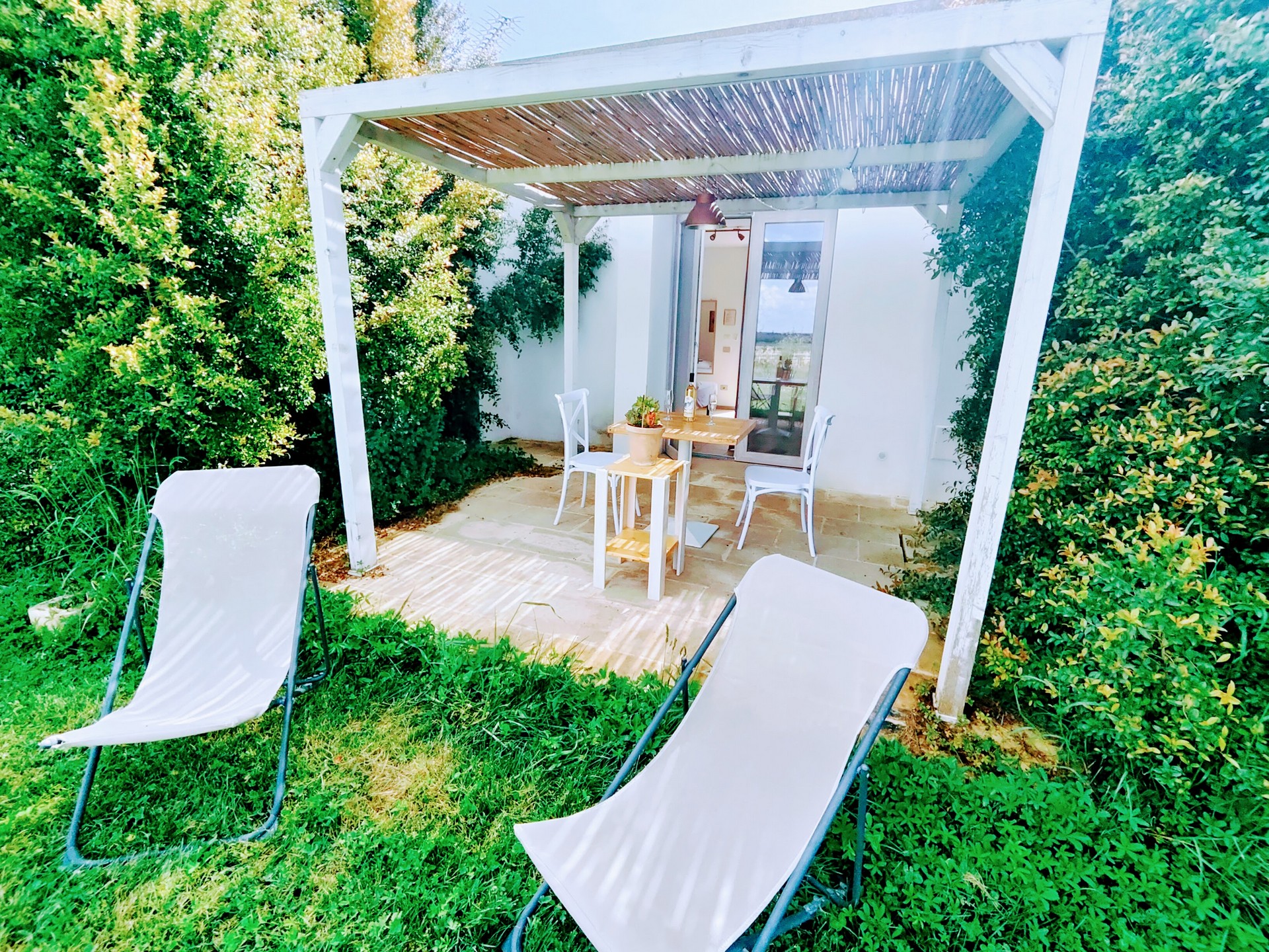 Corte interna della masseria Tenuta Sofia con alberi di ulivo