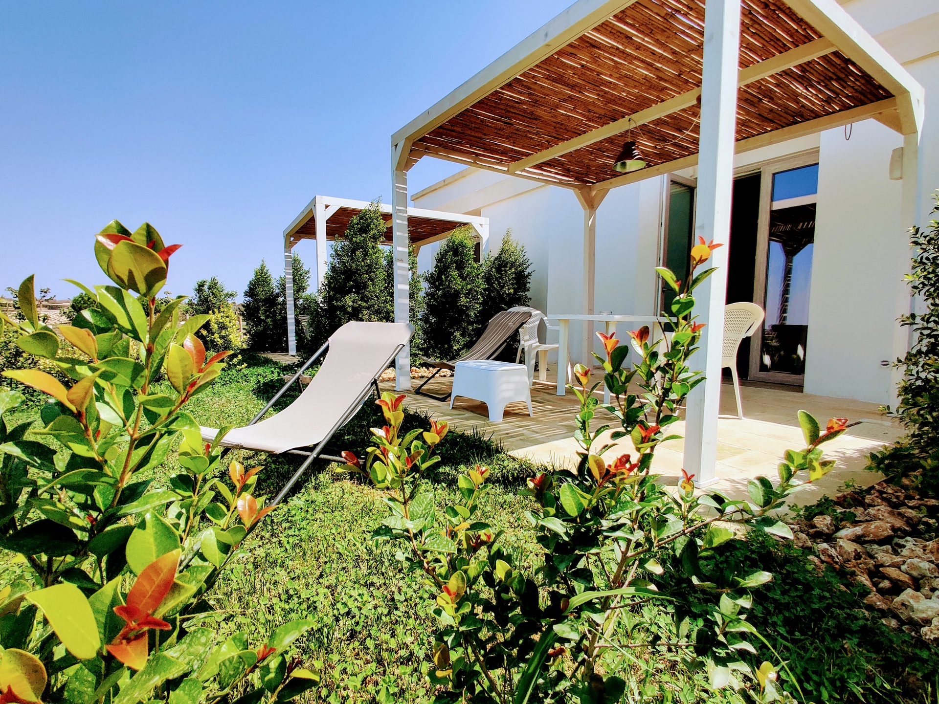 Prodotti tipici pugliesi nella corte della masseria