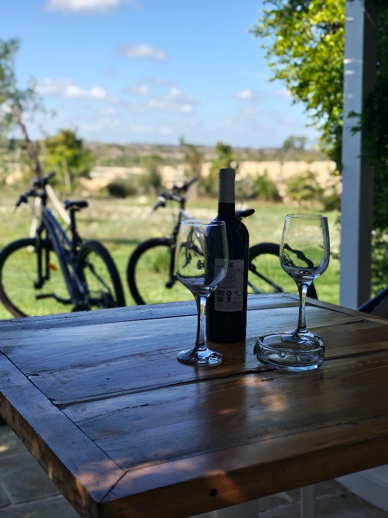 Relax in patio con calici di vino e biciclette