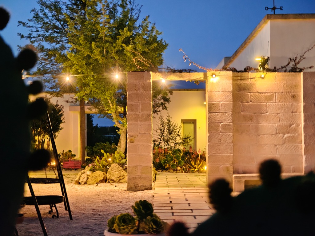Corte illuminata di sera alla Tenuta Sofia