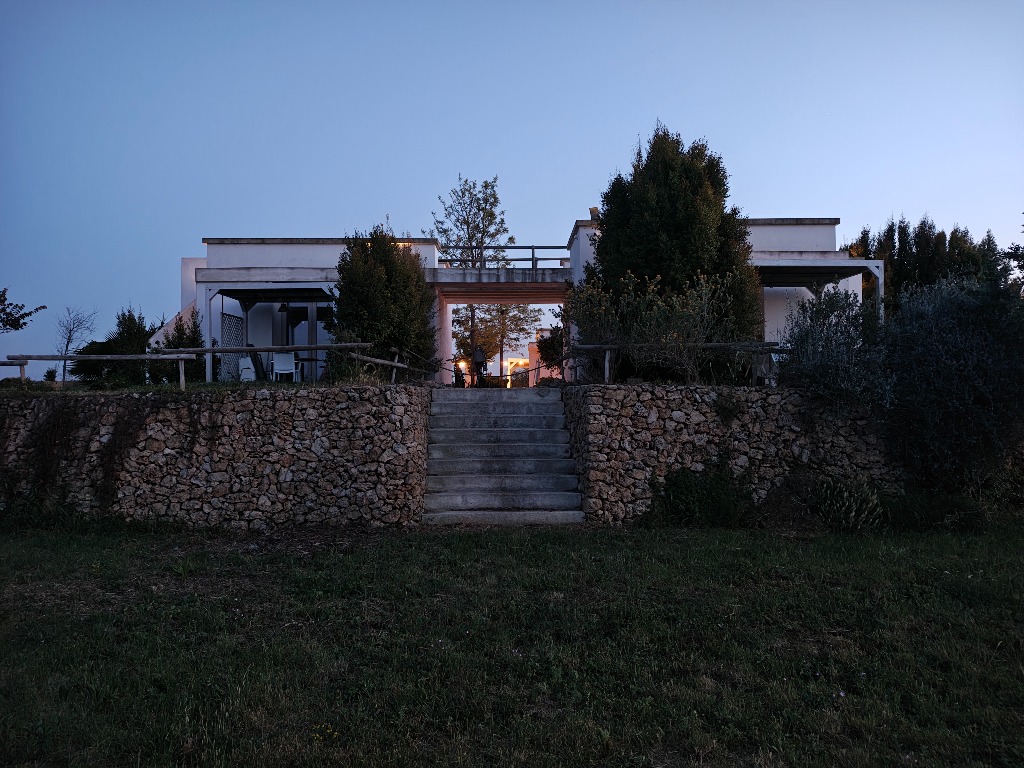 Scalinata centrale e muretti a secco al tramonto