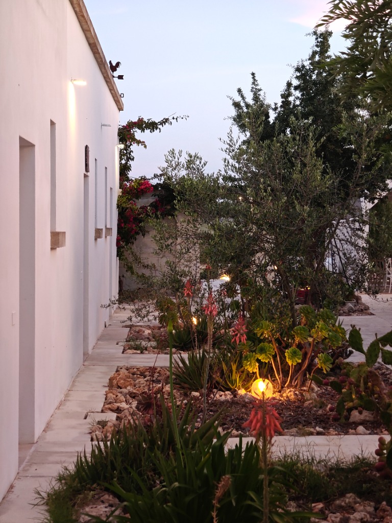 Facciata della masseria con fioriture di aloe